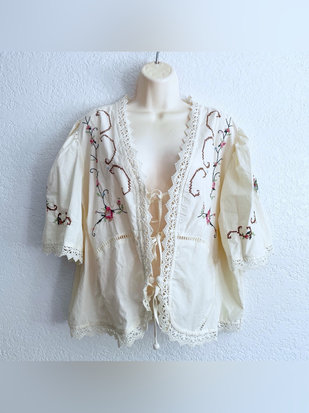 Jennifer & Grace Cream Embroidered Lace-Trim Boho Top 1X Plus Size Feminine
